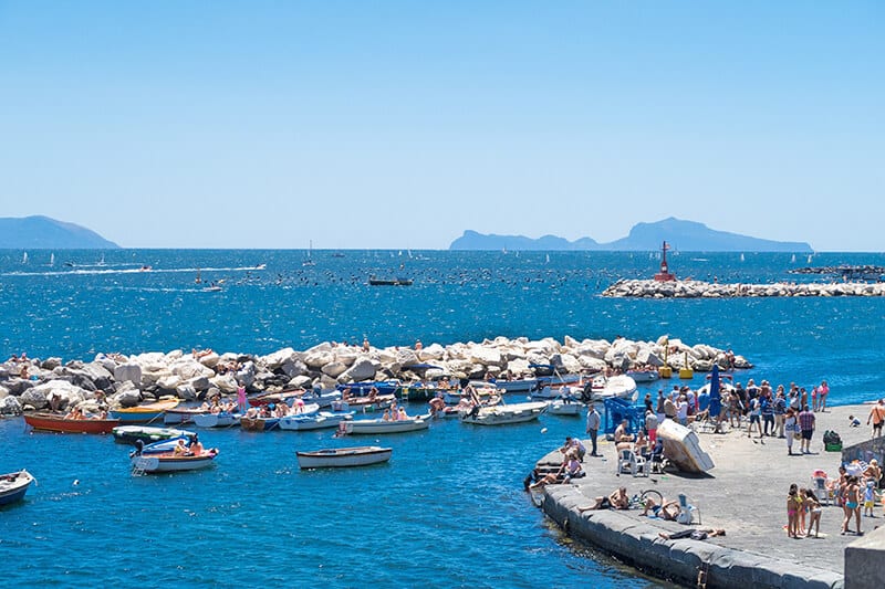 Persone che si abbronzano al Lungomare Caracciolo