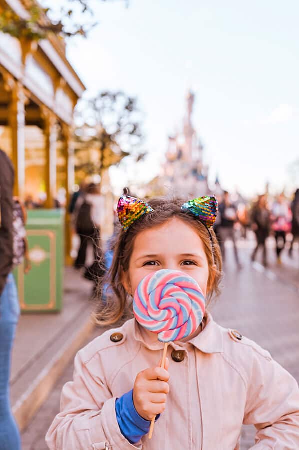 Bambina con un lecca lecca a Magic Kingdom (Fl)