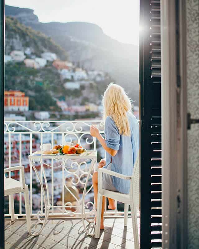 Donna beve cappuccino a Positano