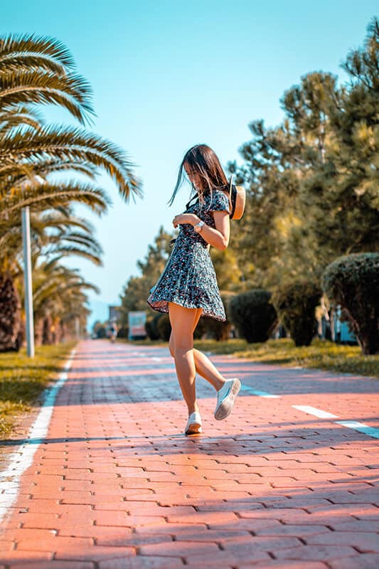 Girl walking in Miami (FL)