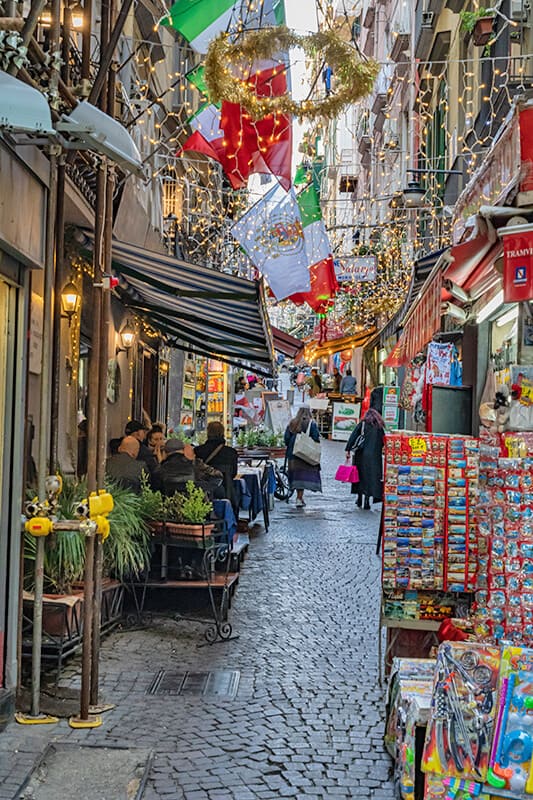 Narrow vicoli in Naples (Italy)