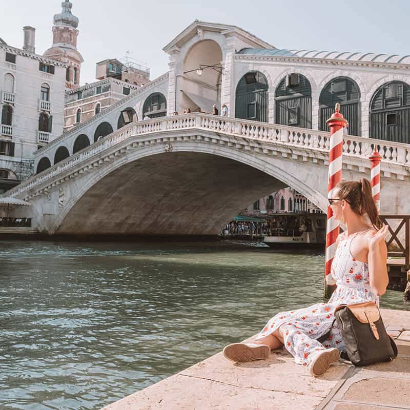 Woman posing at Rialto Bridge (Venice)