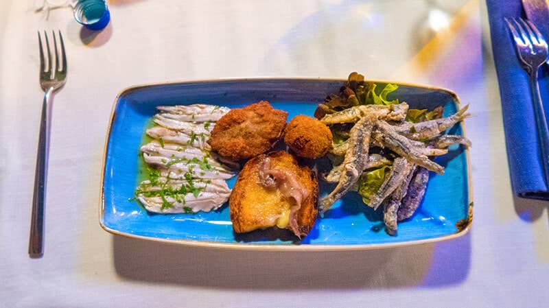 Ceramic plate with anchovies in Positano