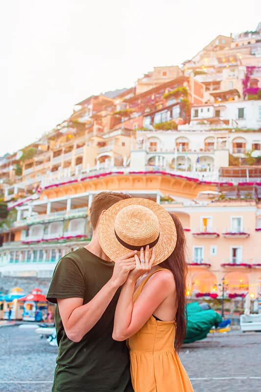 Couple kissing in Marina Grande (Positano)